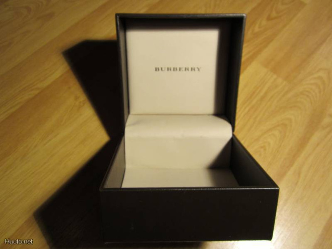 BURBERRY KOTELO NAHKAA? 13X13X10CM