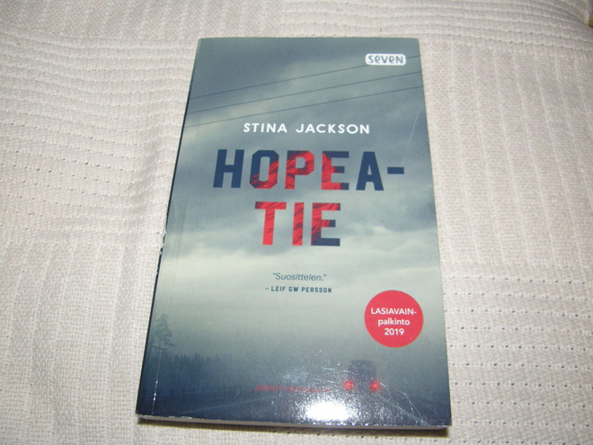 Stina Jackson Hopeatie -pok