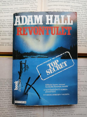 Adam Hall - Revontulet (nid.)