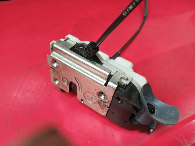 Nissan Primera vm.2007, vas. etuoven lukkolaite