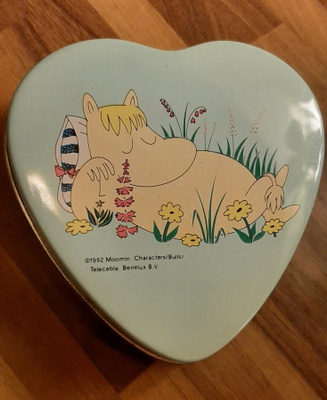 Muumi peltirasia sydän Niiskuneiti vintage