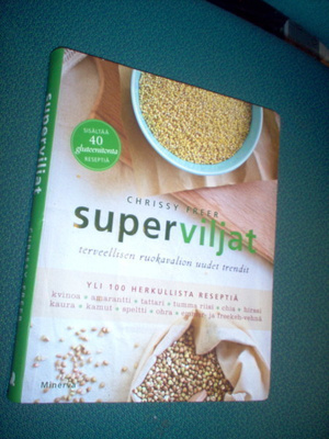 Chrissy Freer: SUPERVILJAT (1.p.2013)  Sis.postikulut