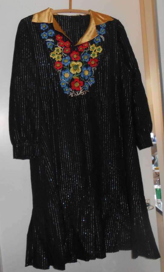 Vintage Musta kukkakirjailtu mekko