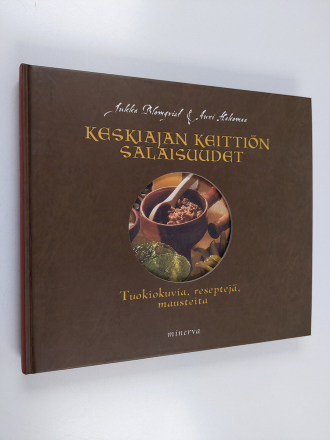 Auri Hakomaa ym. : Keskiajan keittiön salaisuudet : tuoki...