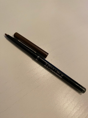 •••LOREAL INFALLIBLE KIERRETTÄVÄ RUSKEA KYNÄ•••