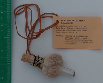 matkamuisto poronsarvijauhe nahkanauhassa