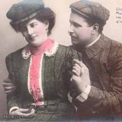 HAUTE COUTURE / Ruutulakki tytön ja miehen päässä. 1900-l.