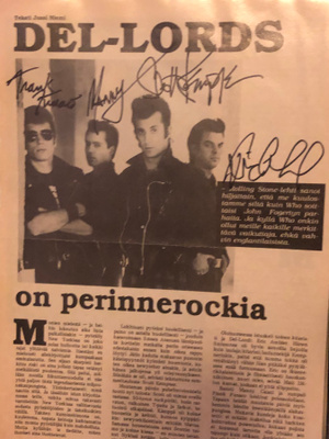 Del-Lords lehtikuva nimikirjoituksilla
