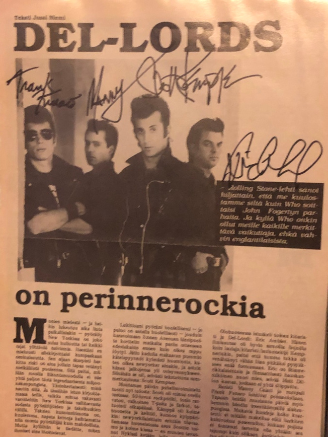 Del-Lords lehtikuva nimikirjoituksilla