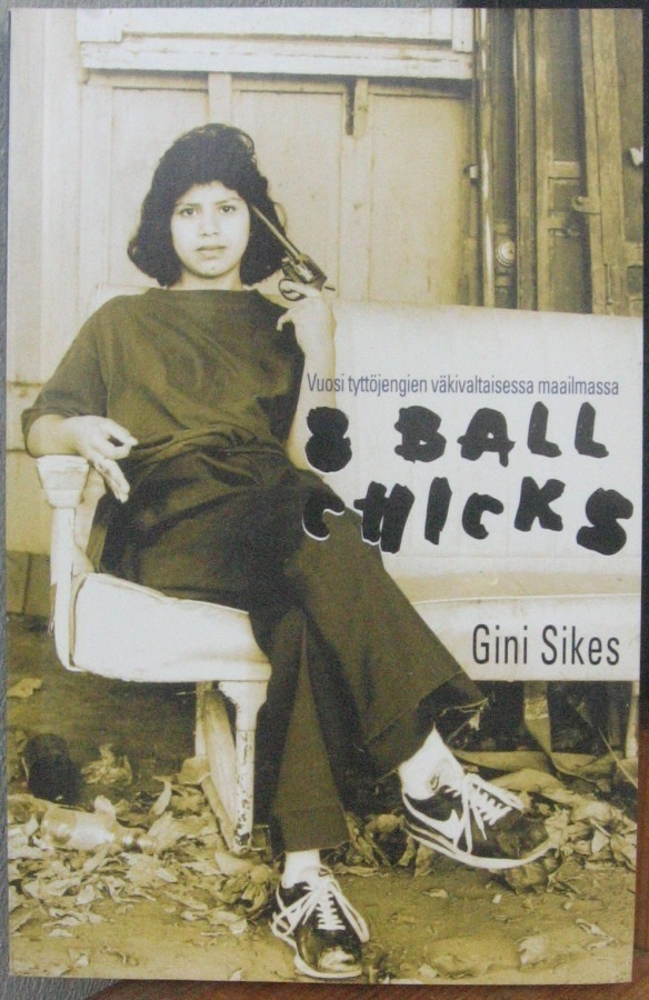 Gini Sikes: 8 Ball Chicks, Desura 1999. 287 s.