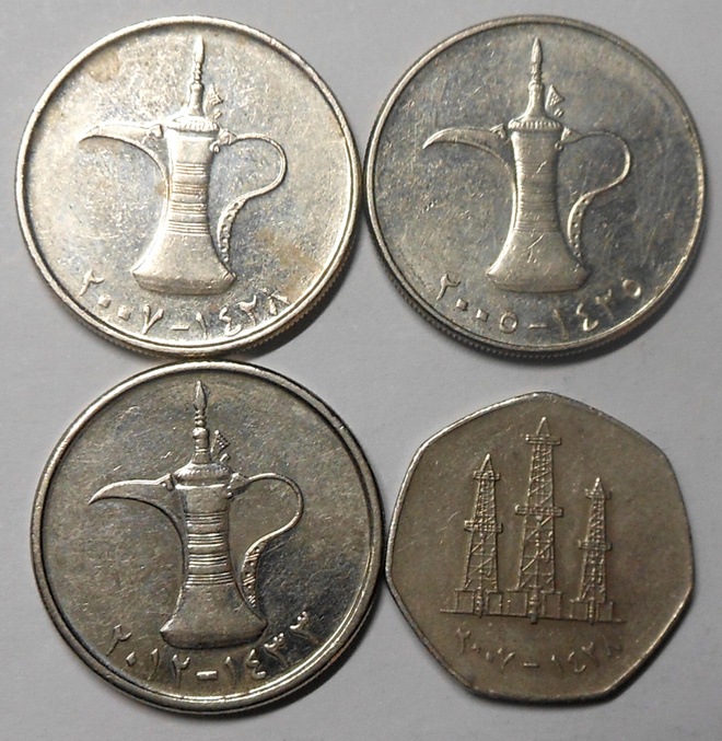 United Arab Emirates. 4 erilaista kolikkoa.
