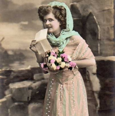 NAINEN / Kiharahiuksinen tyttö linnan pihalla. 1900-l.