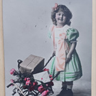 Pikkuleidi työntää kärryissä lahjaa, kukkia ja korttia, 1911 - pikkukuva 1