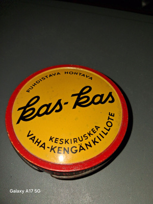 Vanha kas-kas kengänkiilote rasia jossa kiiloketta.