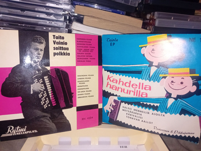 2 kpl 7" EP Hanuri musiikkia  ( SIS POSTIKULU )