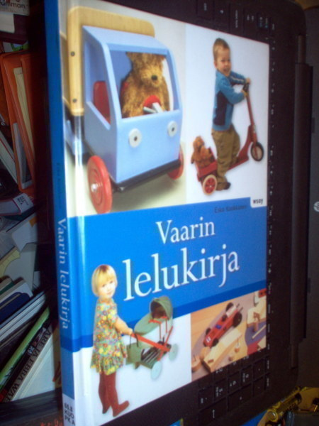 Kuokkanen : Vaarin lelukirja  ( 1 p. 2008 ) Sis. postikulut