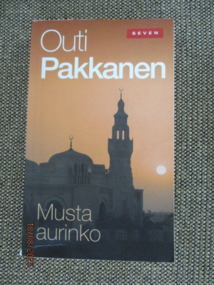 Outi Pakkanen MUSTA AURINKO (SEVEN -pokkari)