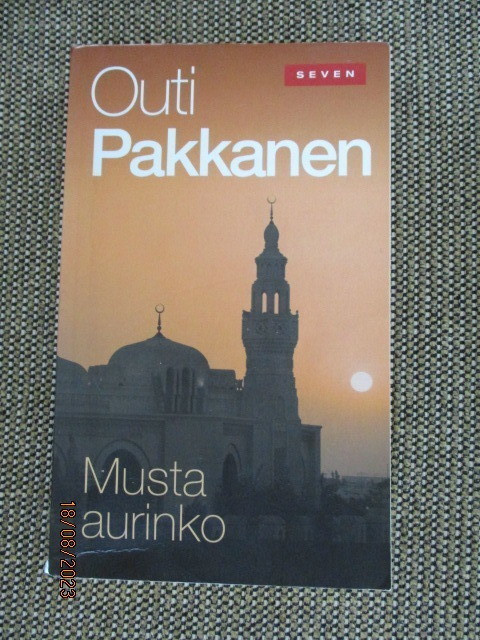 Outi Pakkanen MUSTA AURINKO (SEVEN -pokkari)