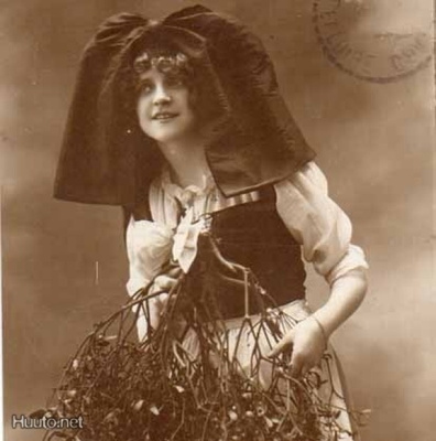 NAINEN / Tyttö, suuri rusetti ja mistelikimppu. 1920-l.