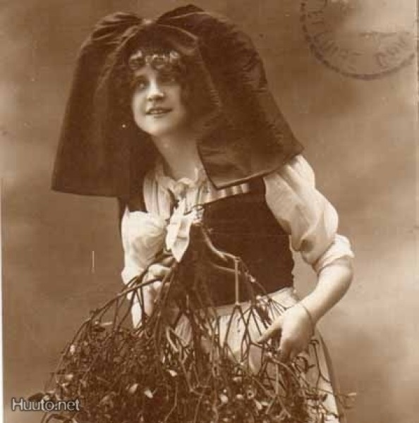 NAINEN / Tyttö, suuri rusetti ja mistelikimppu. 1920-l.