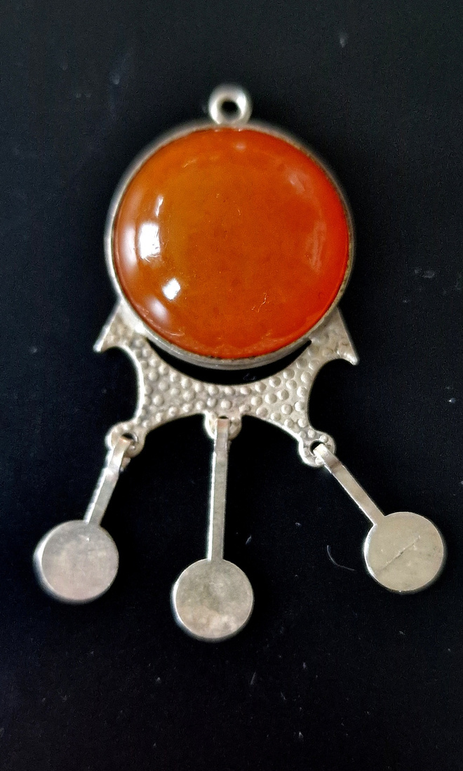 Hopeariipus 875, näyttävä vintage-koru