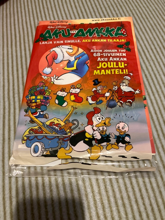 Aku Ankka Joulumanteli 2017 + AA 51/17 pussissa