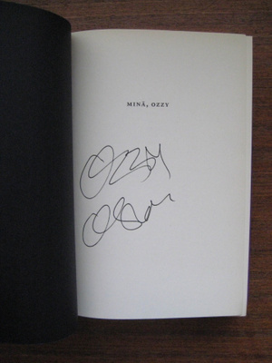 Ozzy Osbournen nimikirjoitus Minä Ozzy kirjassa