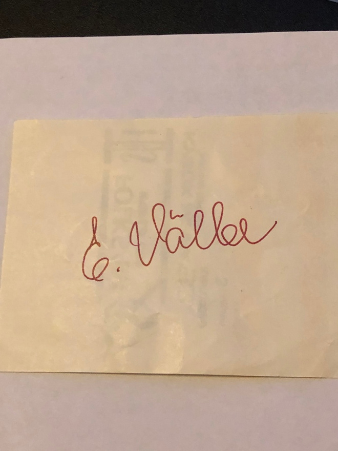 Jelena Välben nimikirjoitus paperilla