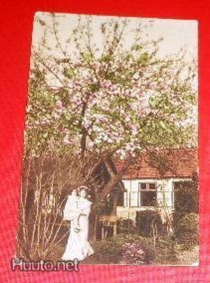 Lapsi äidin sylissä kukkivan kirsikkapuun alla  1914   (K9)