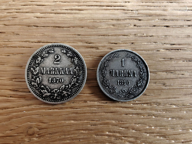 Suomen suuriruhtinaskunnan 2 markan ja 1 markan hopearahoja