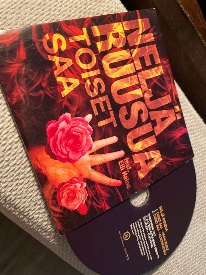 Neljä Ruusua . Toiset saa ft. Elli haloo helsinki CDS single