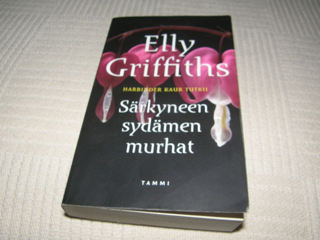 Elly Griffiths Särkyneen sydämen murhat -nid