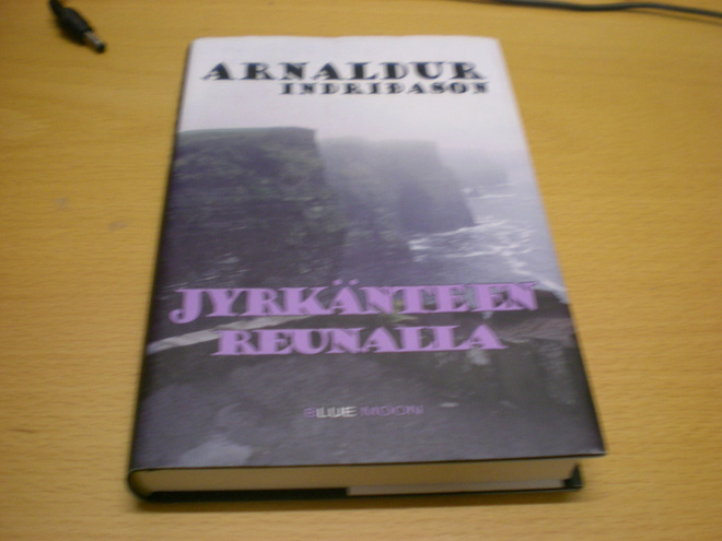 Arnaldur Indridason: Jyrkänteen reunalla