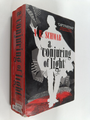 V. E. Schwab : A conjuring of light