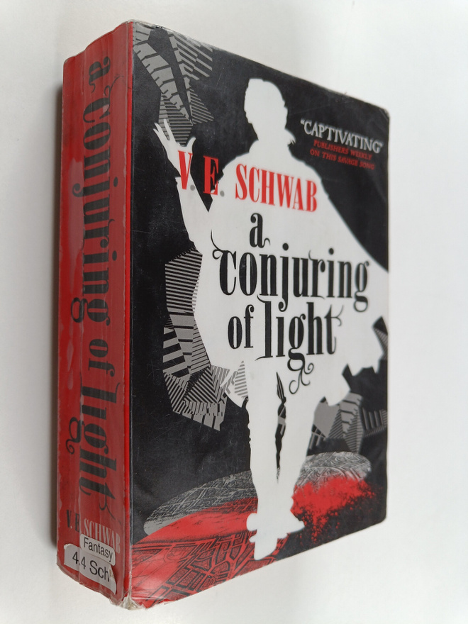 V. E. Schwab : A conjuring of light