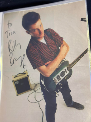 Billy Bragg nimikirjoitus lehtikuvassa