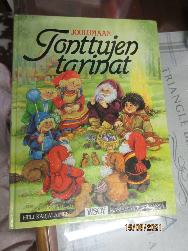 Joulumaan Tonttujen Tarinat kirja.