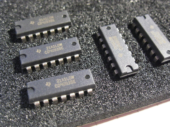CD 4093 BE  IC PIIRIT.  76 KPL.  UUSIA.