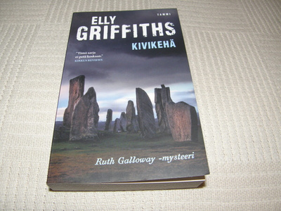 Elly Griffiths Kivikehä  -pok