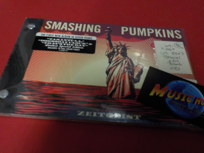 SMASHING PUMPKINS - ZEITGEIST UUSI BOOK + CD