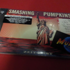 SMASHING PUMPKINS - ZEITGEIST UUSI BOOK + CD - pikkukuva 1