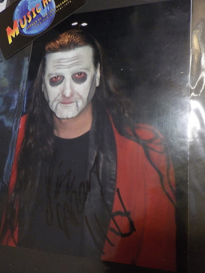 DEZ CADENA ( MISFITS ) NIMIKIRJOITUS KUVASSA