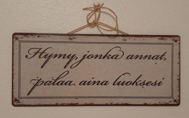Hymy, jonka annat, palaa aina luoksesi kyltti AmandaB