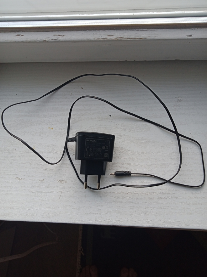 Nokia AC-3E vanha laturi, pieni 2mm plug.