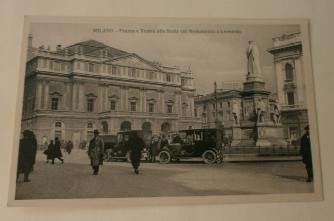 Milano, La Scalan aukio, autoja, patsas, vanha mv pk, ei p.