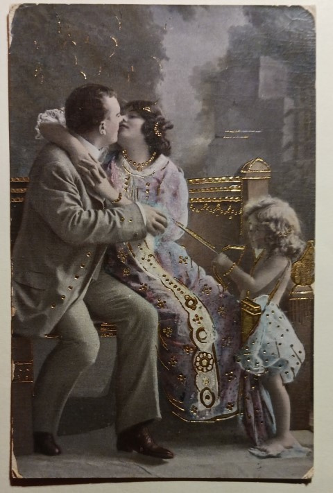 Pariskunta suutelee, amoriini vieressä, p. 1914