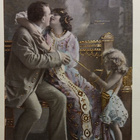 Pariskunta suutelee, amoriini vieressä, p. 1914 - pikkukuva 1