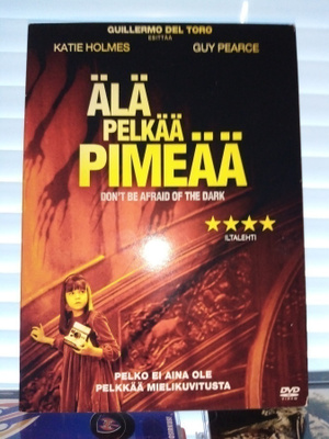 DVD ÄLÄ PELKÄÄ PIMEÄÄ ( SIS POSTIKULU)