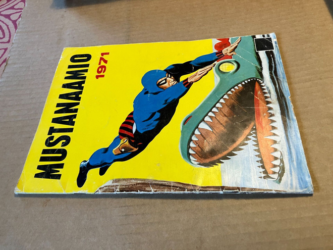 MUSTANAAMIO ALBUMI 1971