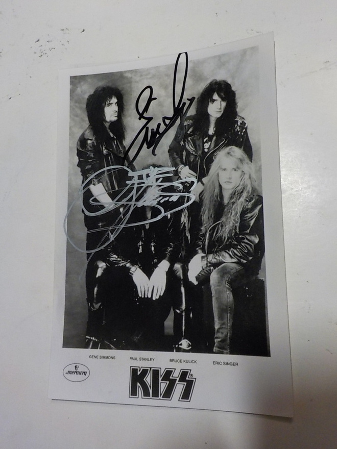 KISS PROMOKUVA KAHDELLA NIMMARILLA